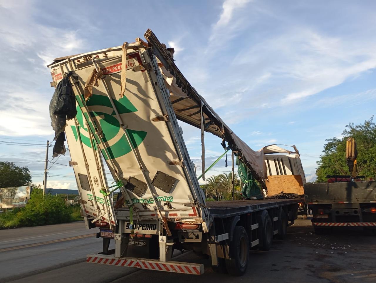Antes — carreta verde destruída após acidente